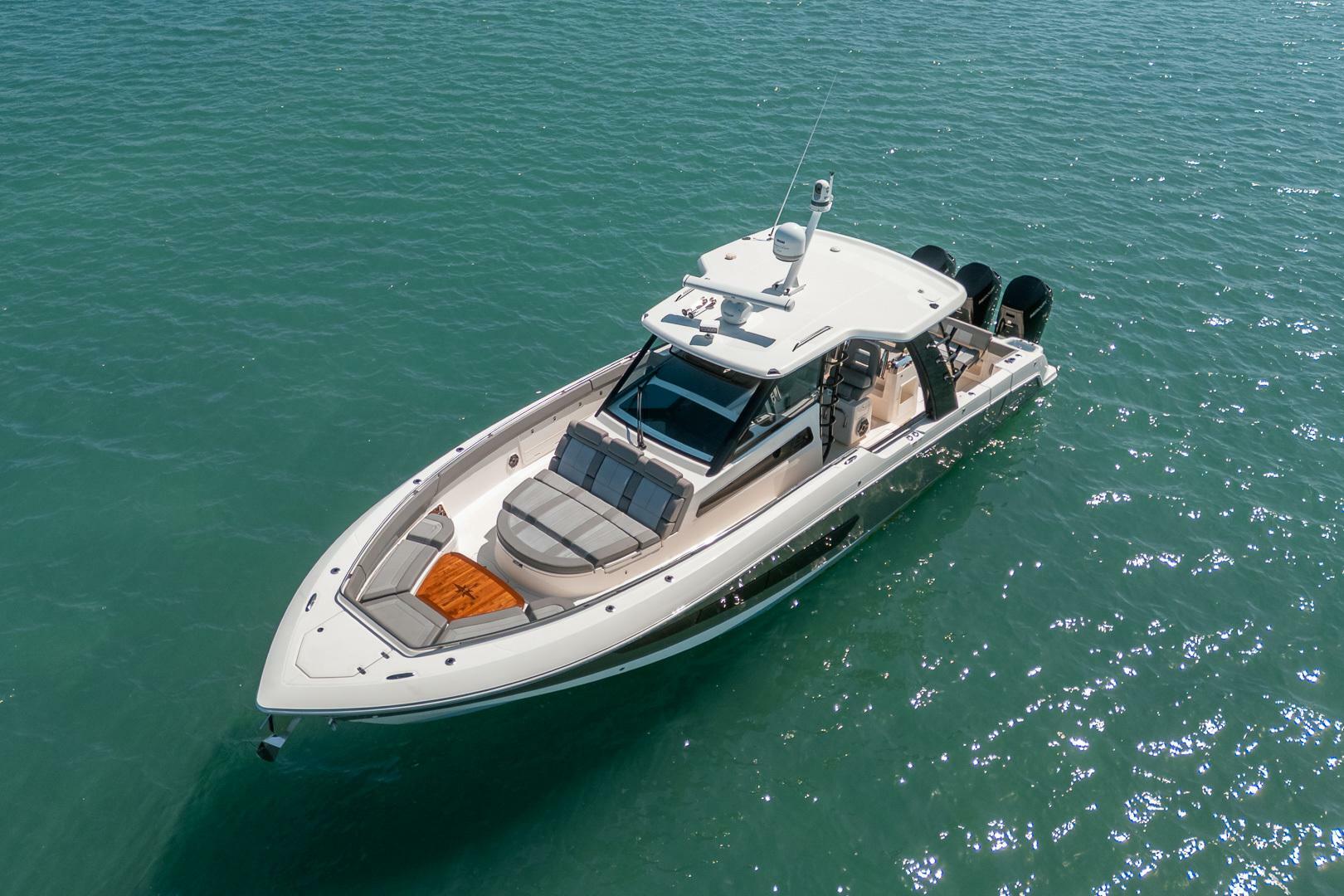 2023 Boston Whaler 420 Outrage - Image 2
