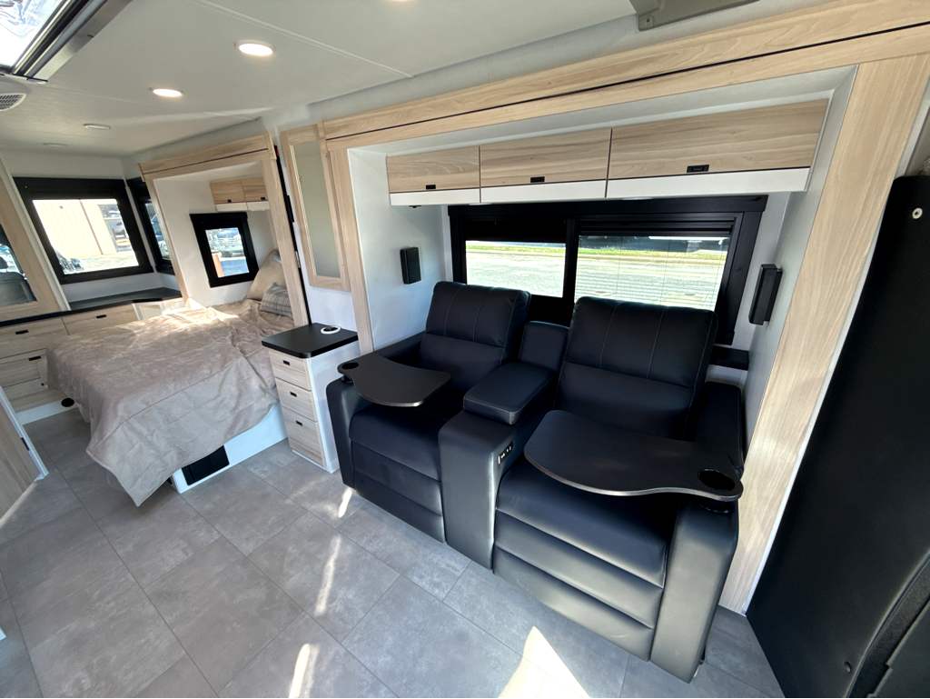 2027 ENTEGRA COACH QWEST 25L - Image 12
