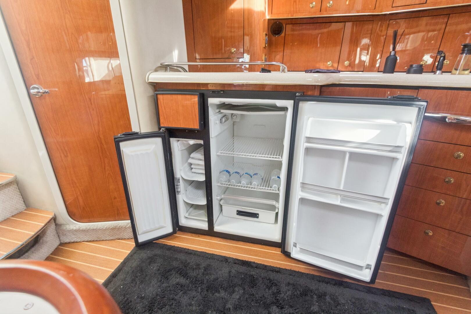 2000 Sea Ray 370 Express Cruiser - Image 19