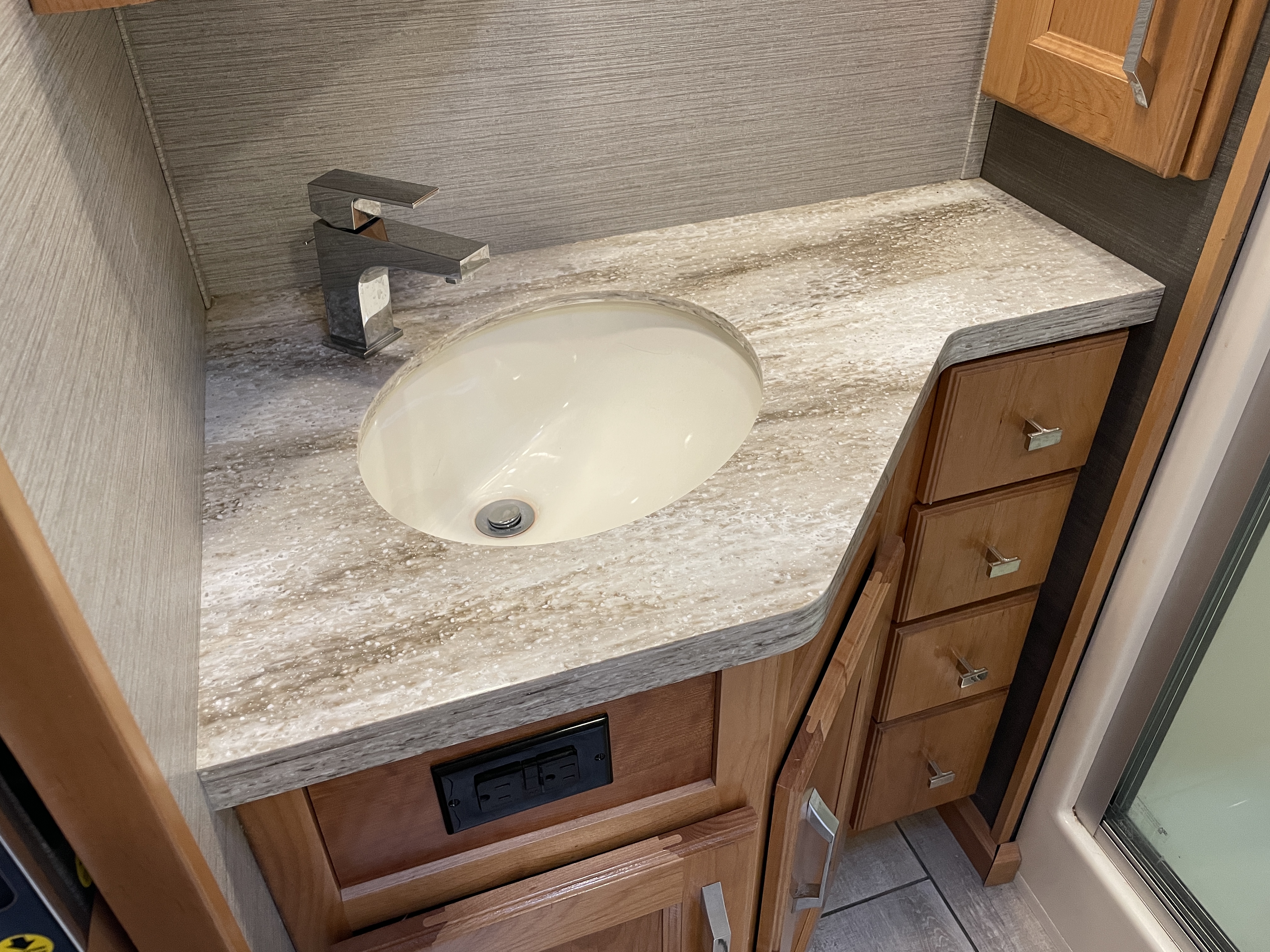 2020 Vanleigh RV Beacon 42RDB - Image 27
