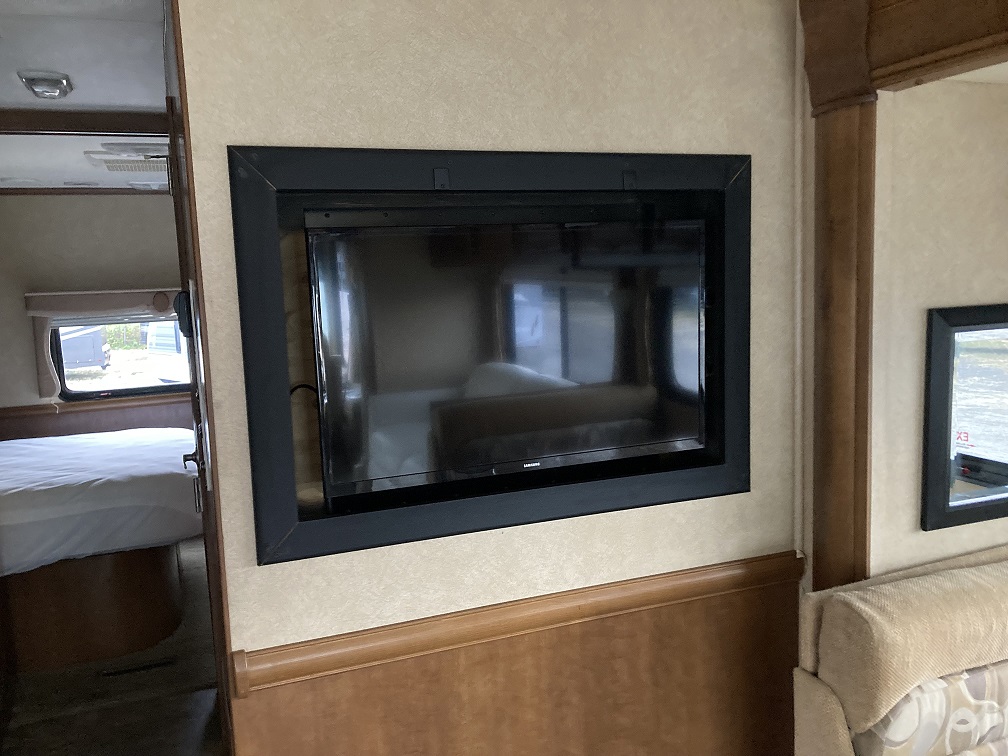 2012 Thor Motor Coach Challenger 32VS - Image 16