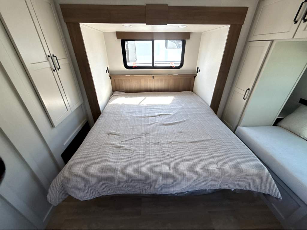 2027 VENTURE RV SPORTTREK 323VRK - Image 21