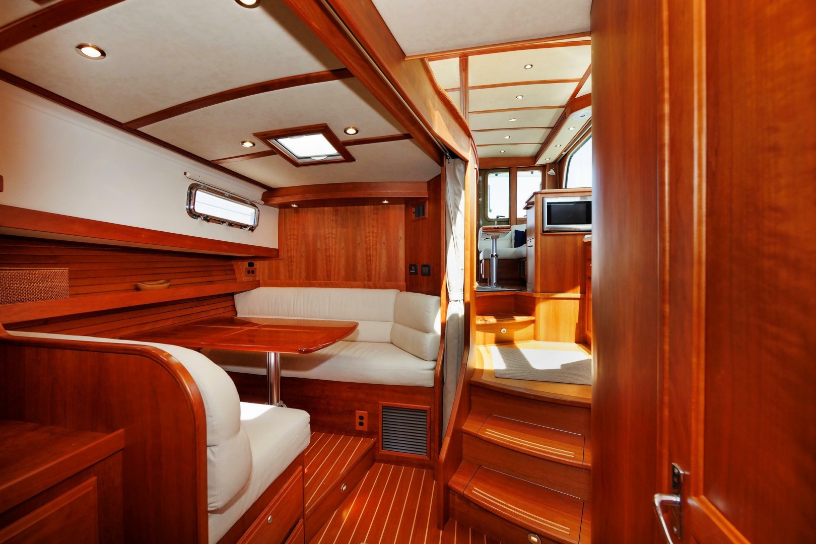 2016 Sabre 42 Fly Bridge Sedan - Image 3