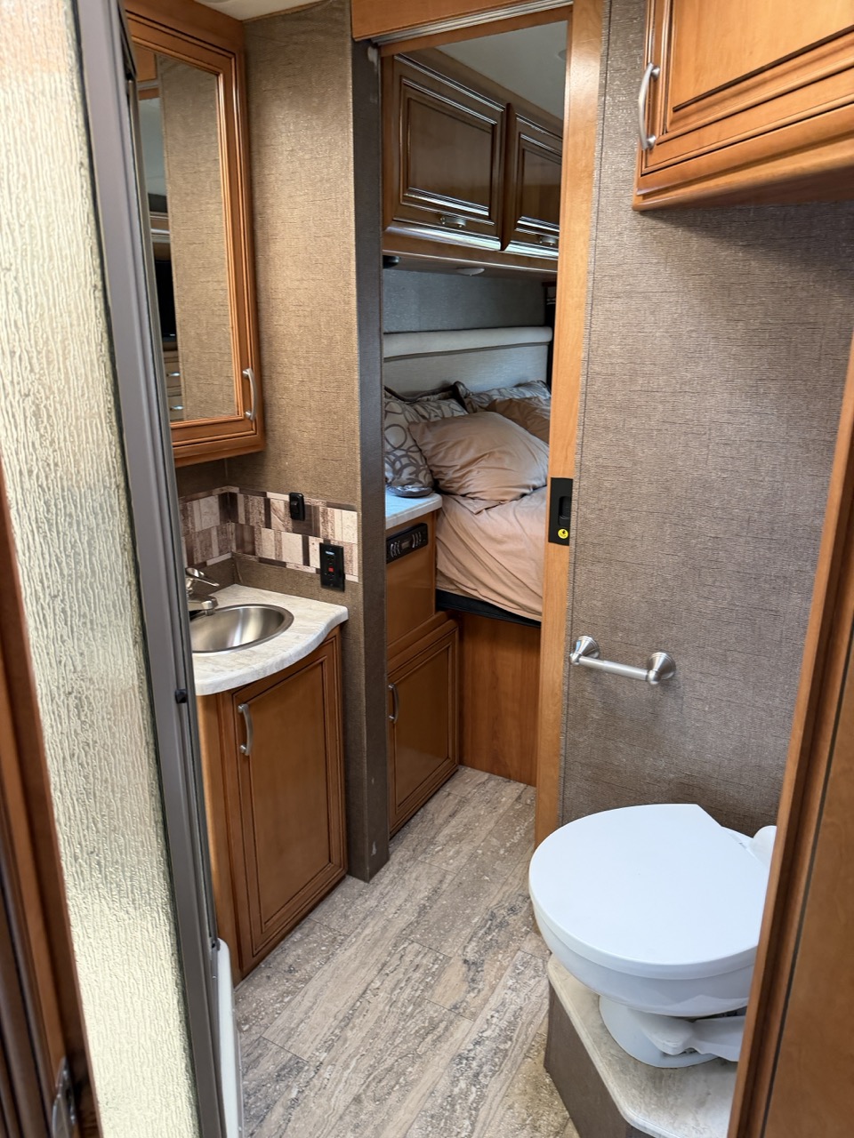 2017 Thor Motor Coach Four Winds Super C 35SB - Image 13