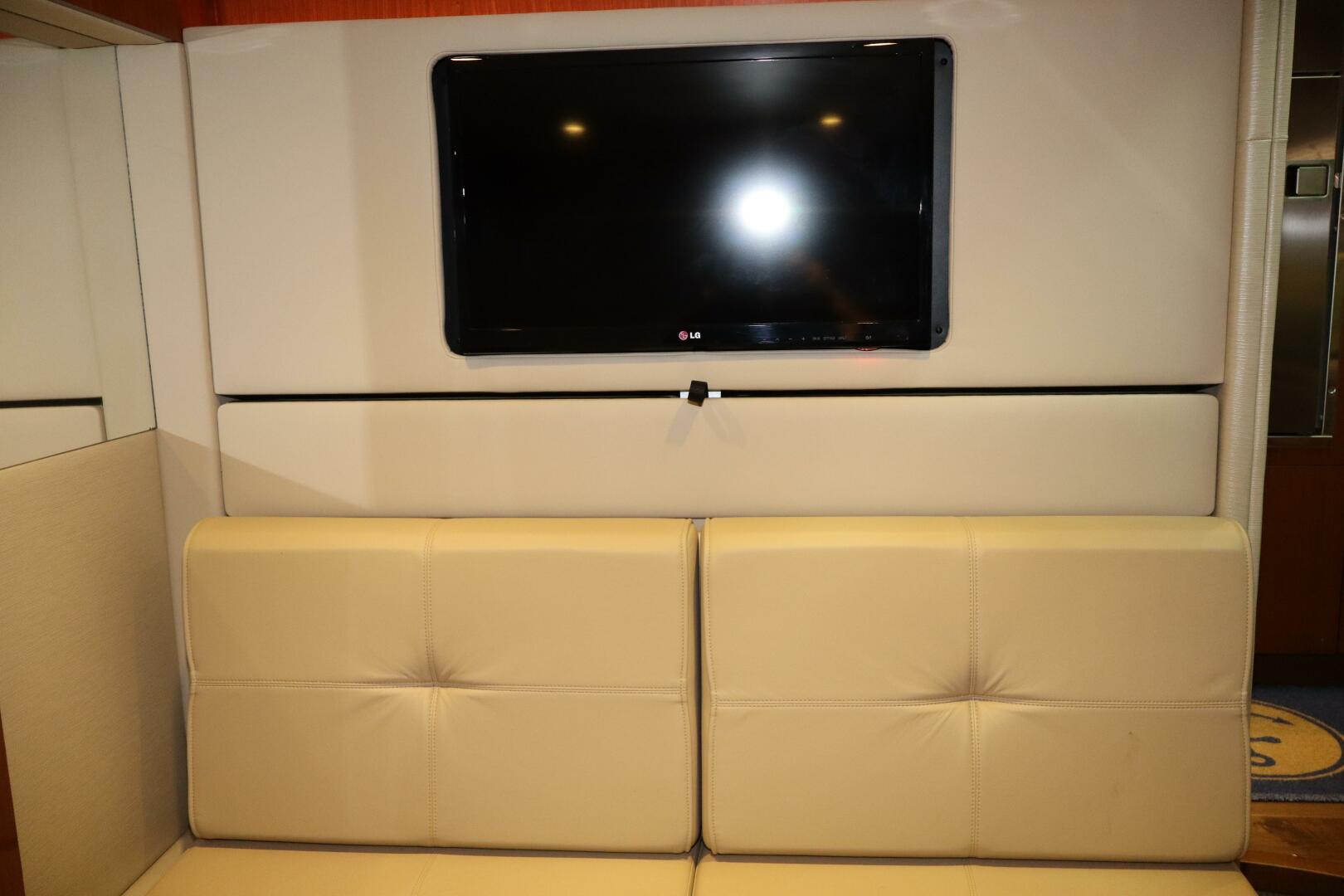 2015 Sea Ray 410 Sundancer - Image 8