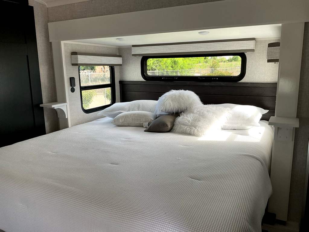 2025 JAYCO PINNACLE 38 FLGS - Image 13