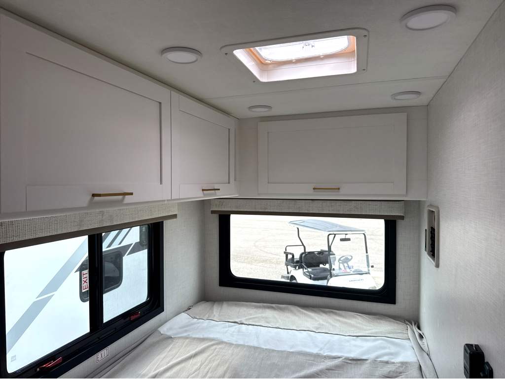 2027 THOR MOTOR COACH MAGNITUDE GA21 - Image 22