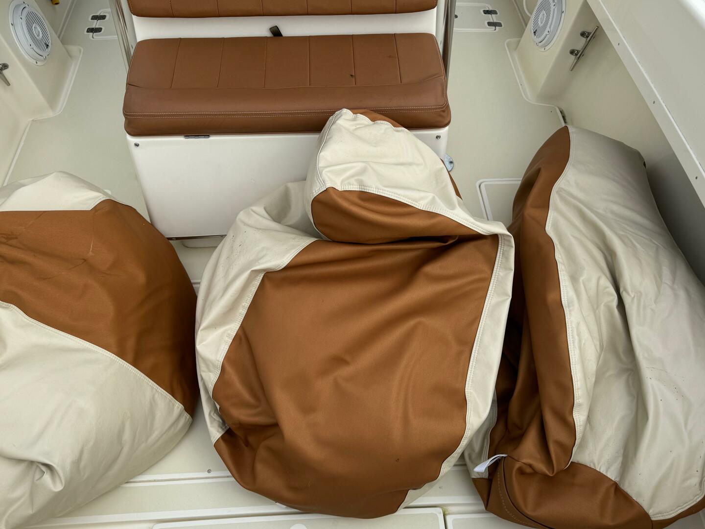 2004 Intrepid 32 CUDDY - Image 19