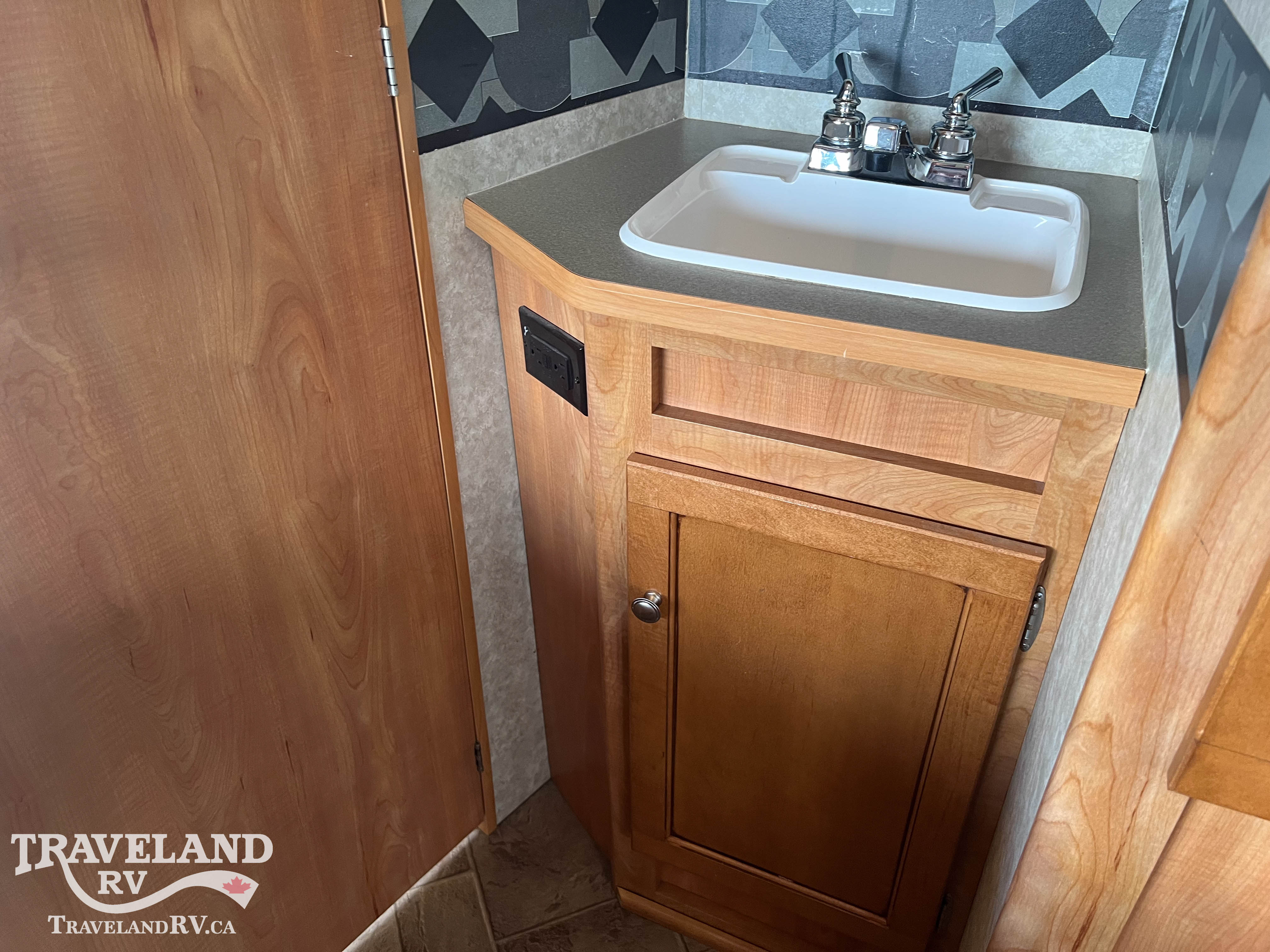 2010 Winnebago Access 24V - Image 29