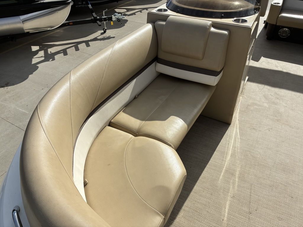 2015 Larson Escape 2200 RT - Image 12