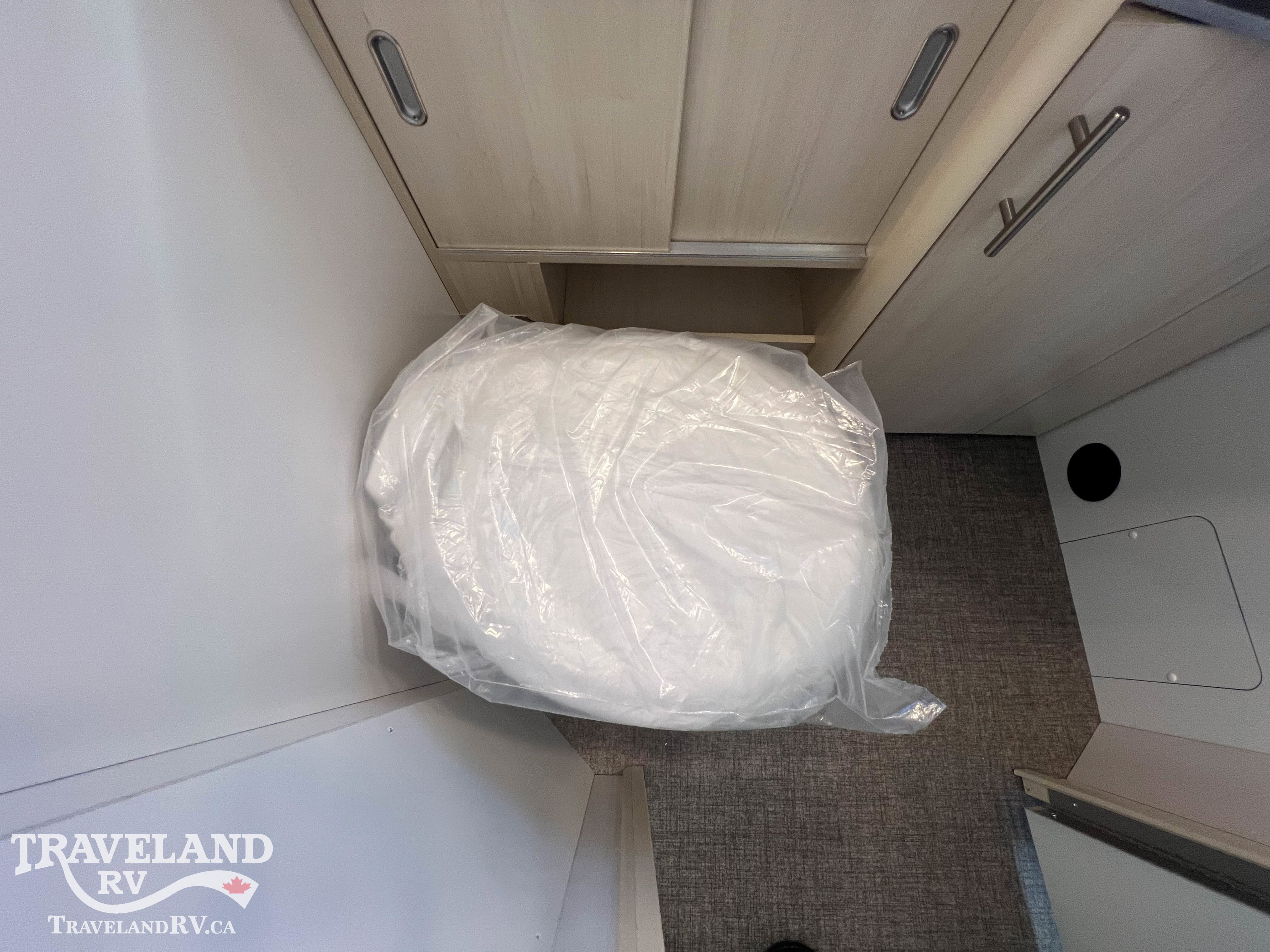 2026 Airstream Flying Cloud 25FB - Image 24
