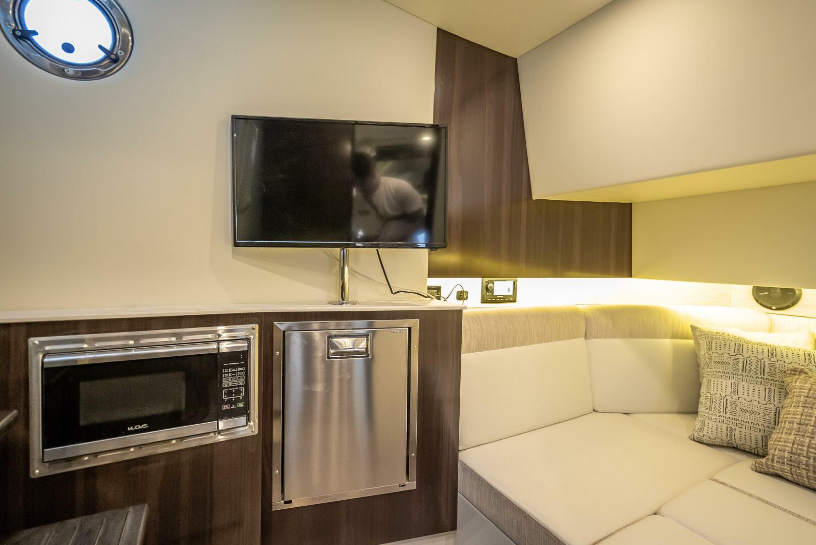 2022 Cruisers Yachts GLS OB - Image 39