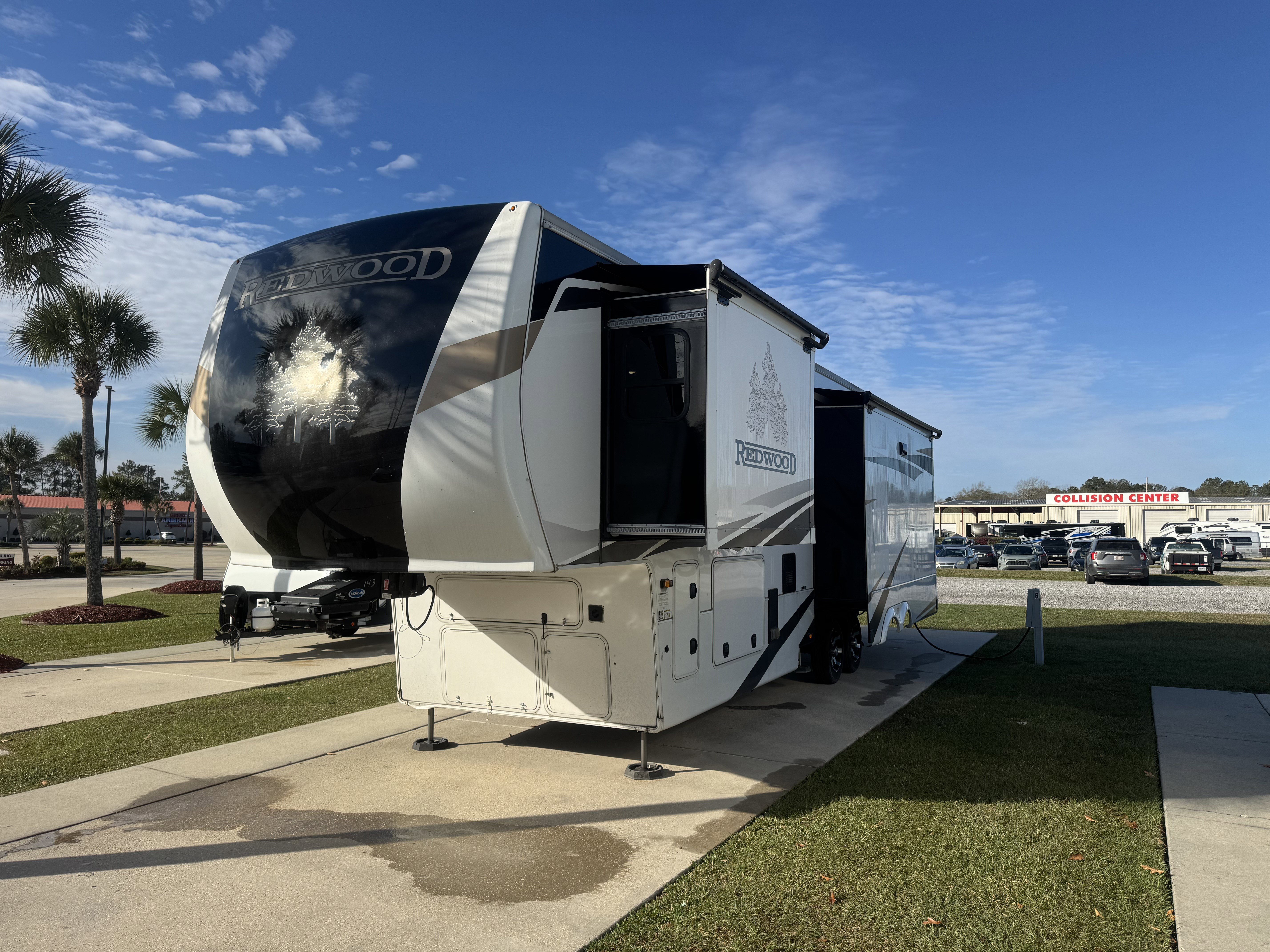 2022 CROSSROADS REDWOOD 3401RL - Image 3
