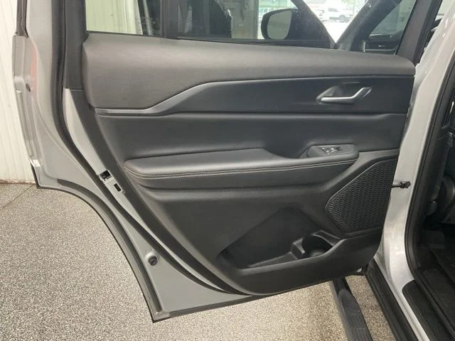 2023 Jeep Grand-Cherokee-L Laredo Altitude 4x4 - Image 19