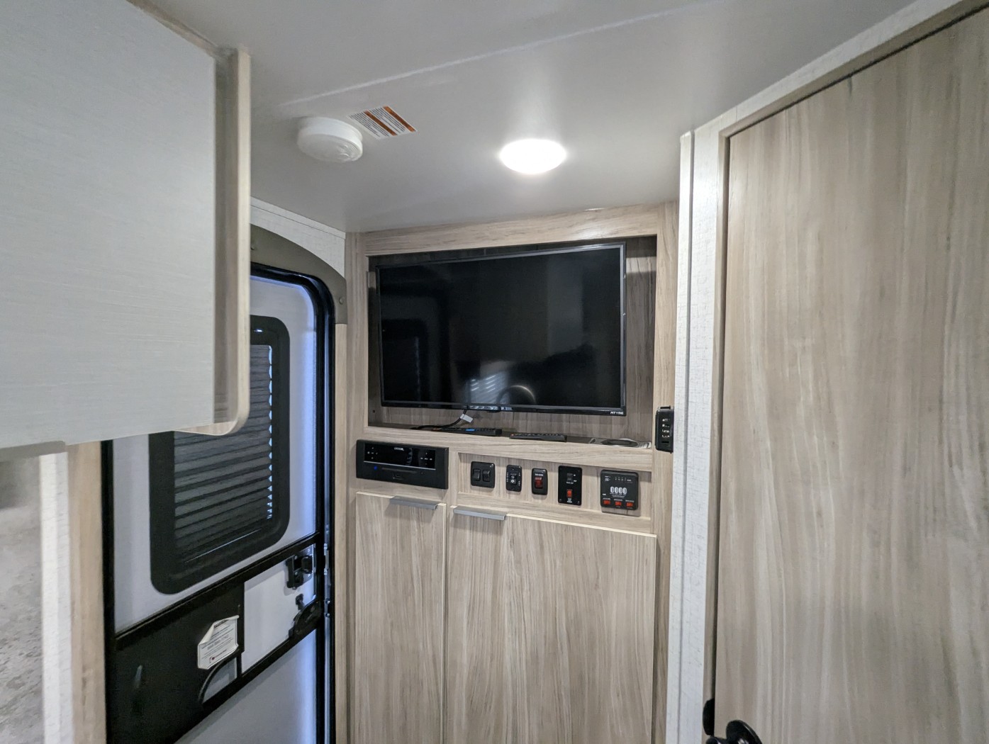 2021 Winnebago Micro Minnie 1808FBS - Image 23