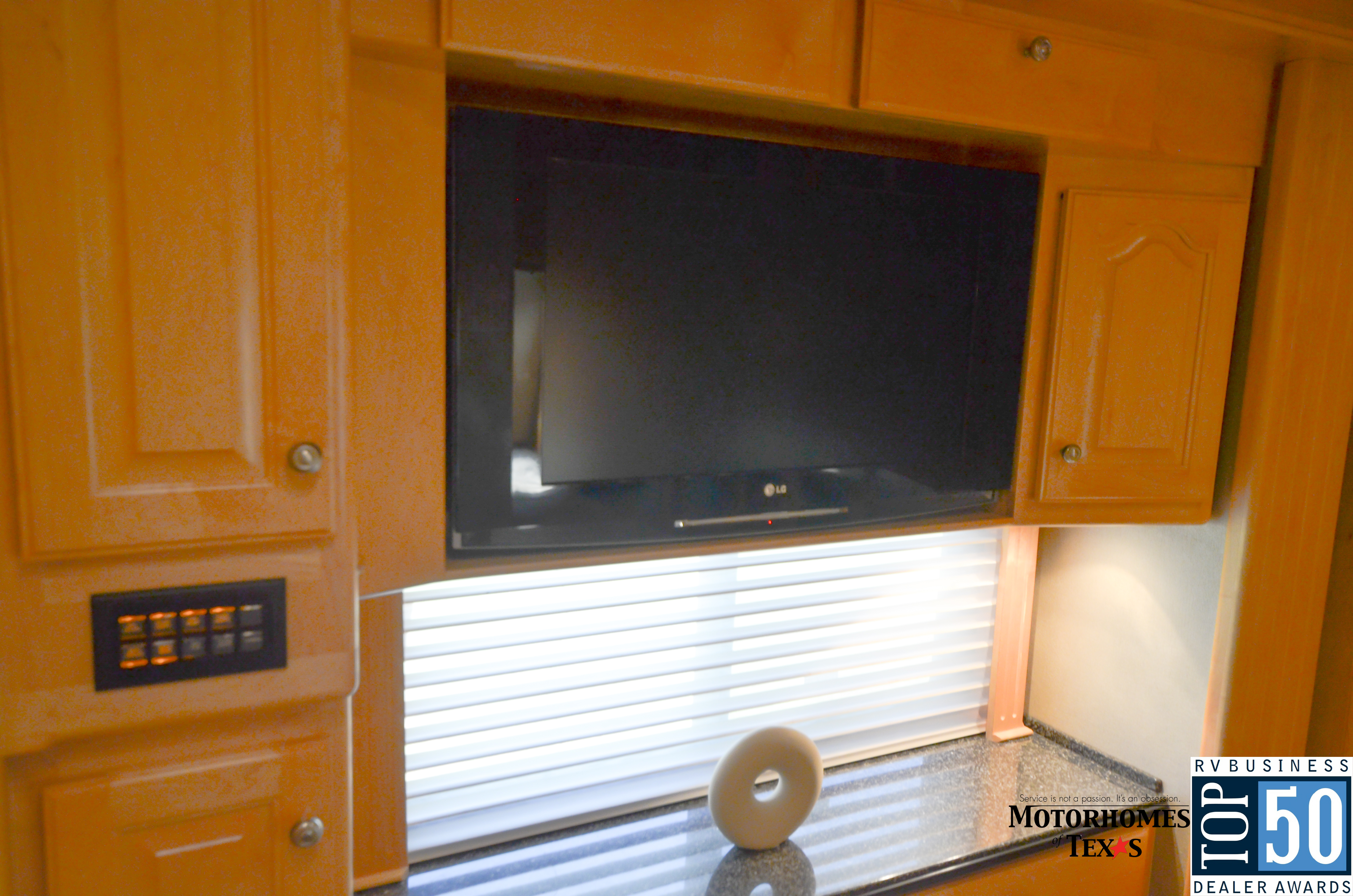 2007 Country Coach Magna  - interior 22