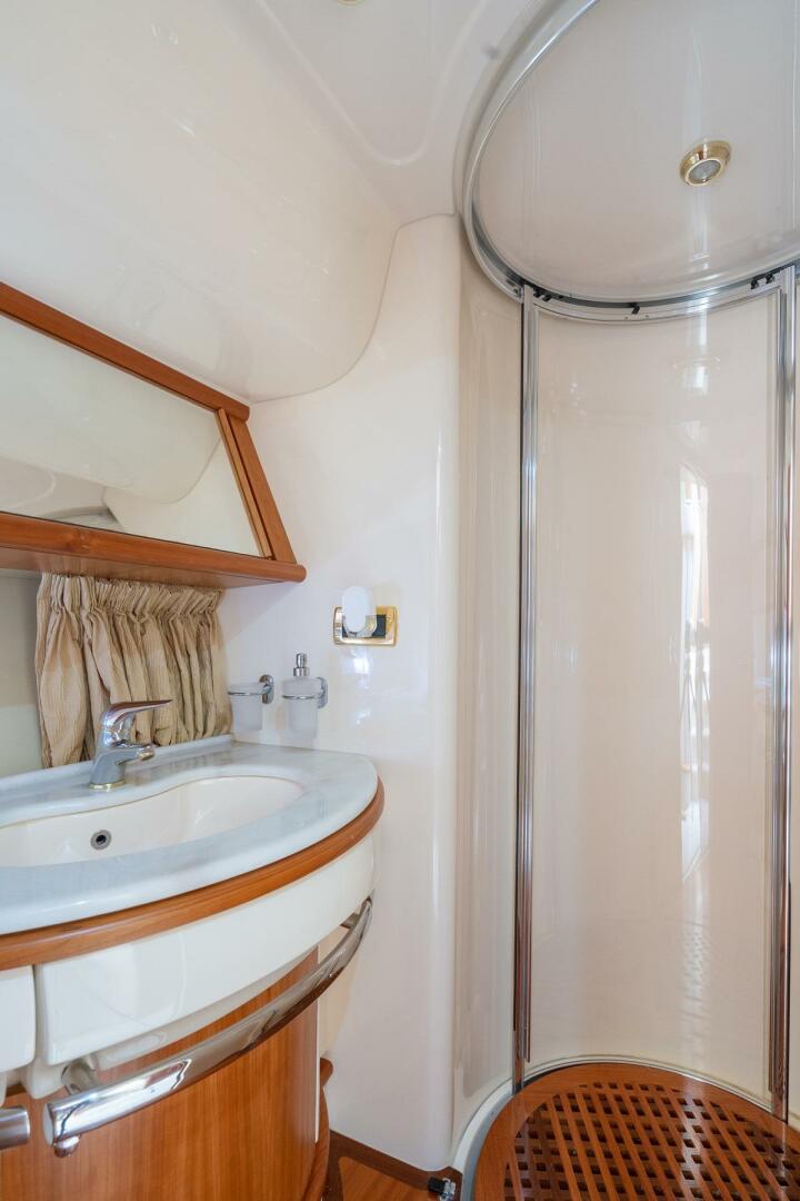 2009 Azimut 62E - Image 35
