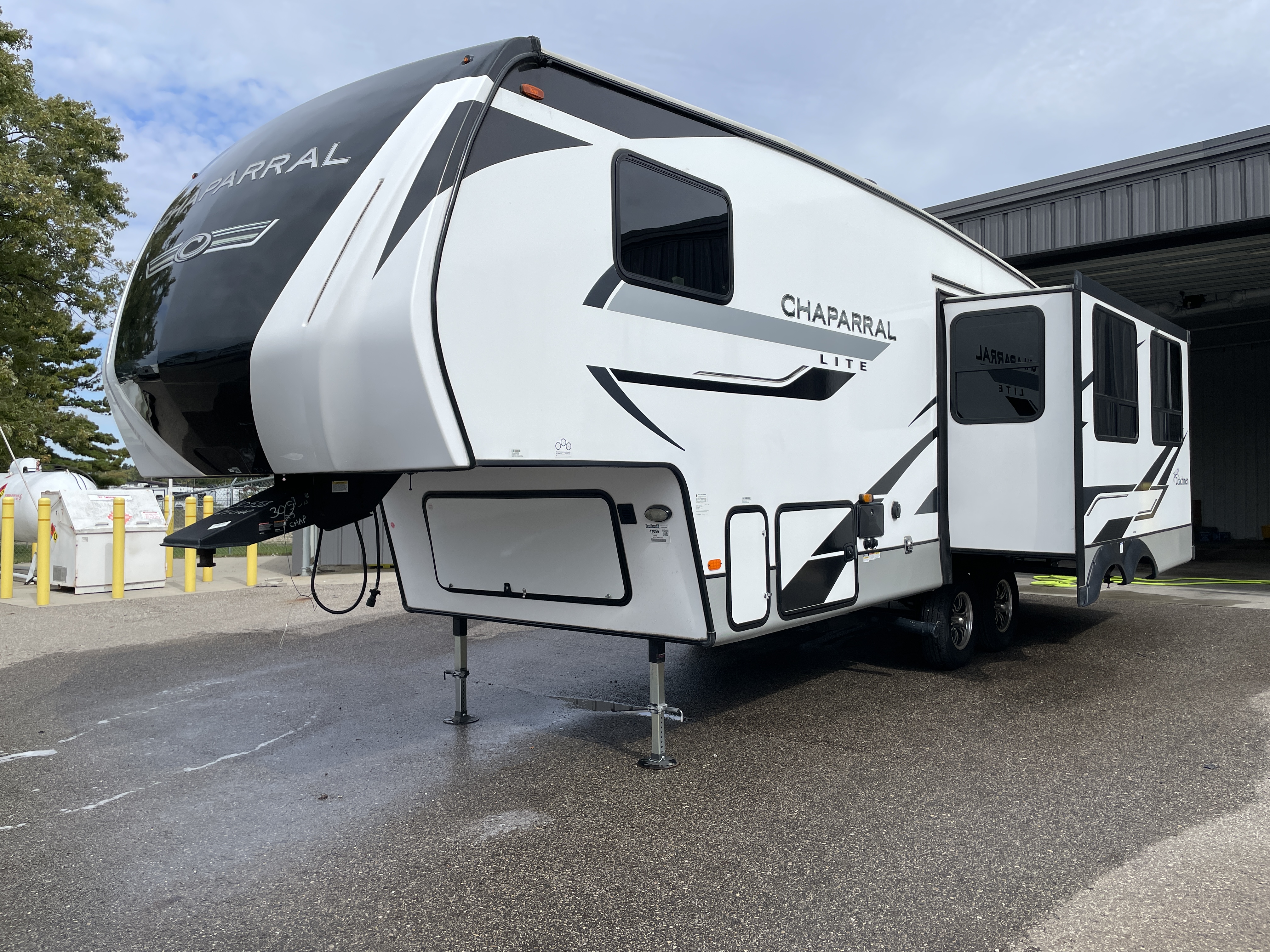 2023 Coachmen Chaparral Lite 25RE - Image 4