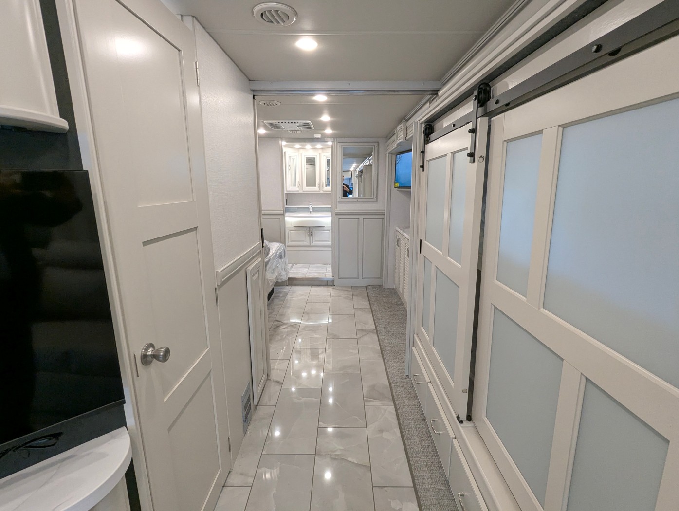 2026 Fleetwood Discovery 38N - Image 22