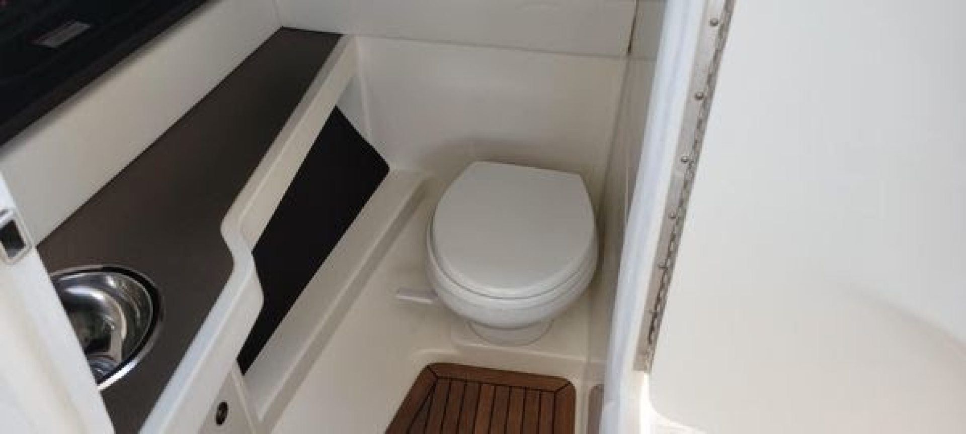 2017 Sea Ray 310 SLX - Image 10