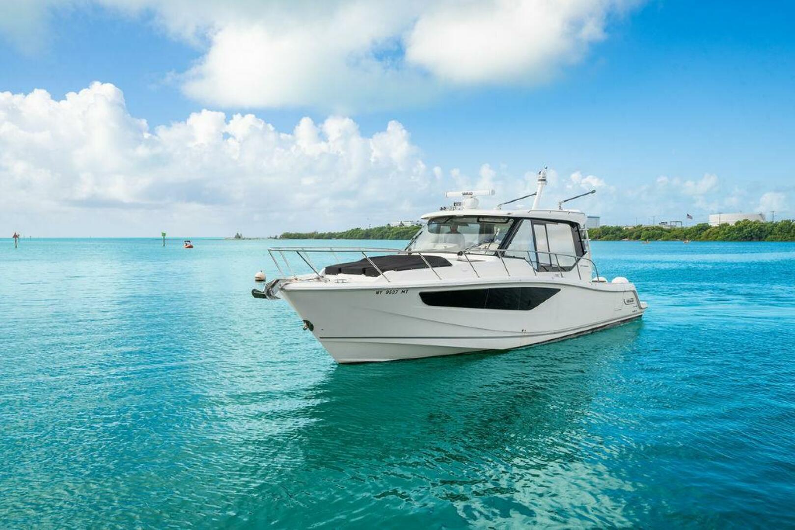 2023 Boston Whaler 405 Conquest - Image 9