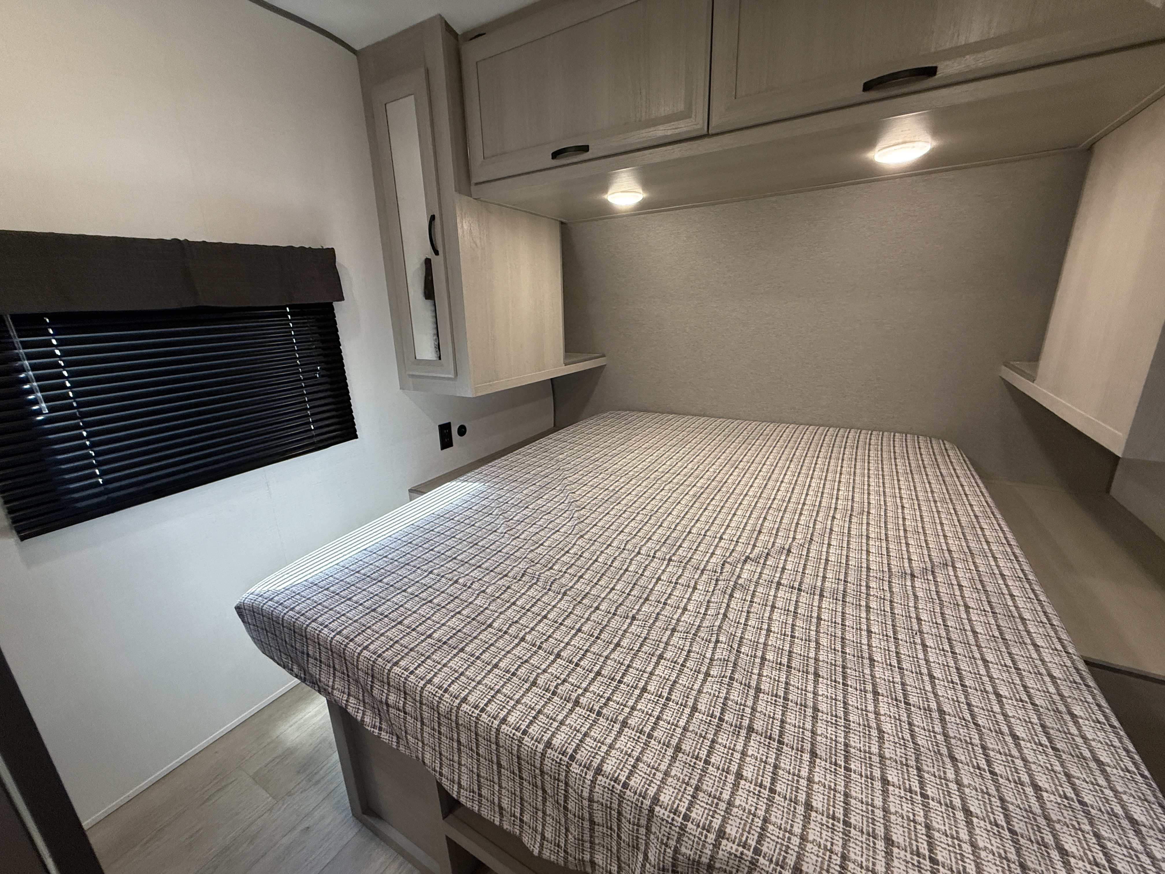 2027 Coachmen Catalina Legacy Edition 323BHDSCK - Image 23
