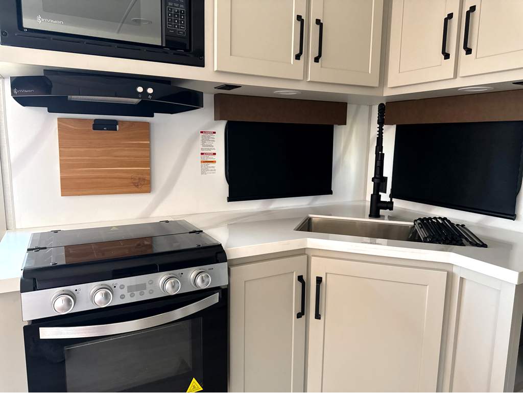 2027 VENTURE RV SPORTTREK 282VRE - Image 11