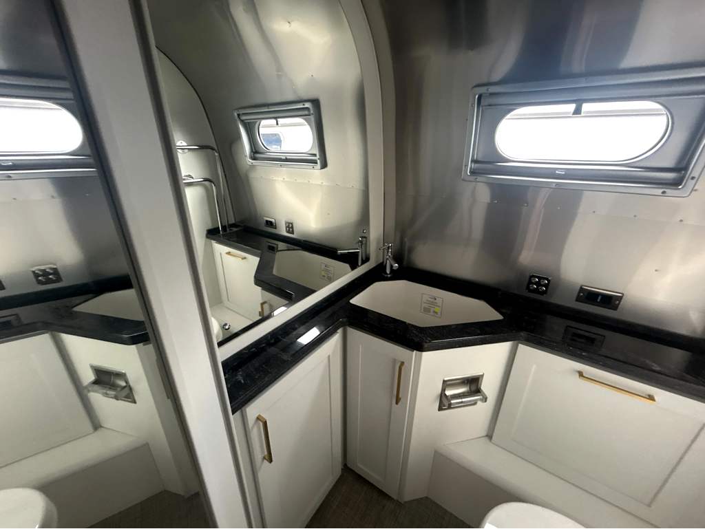 2027 AIRSTREAM CLASSIC 28RBT - Image 18