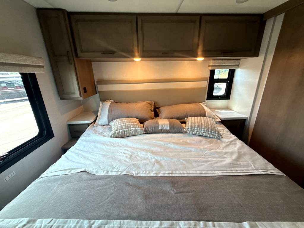 2027 THOR MOTOR COACH HURRICANE 35A - Image 25