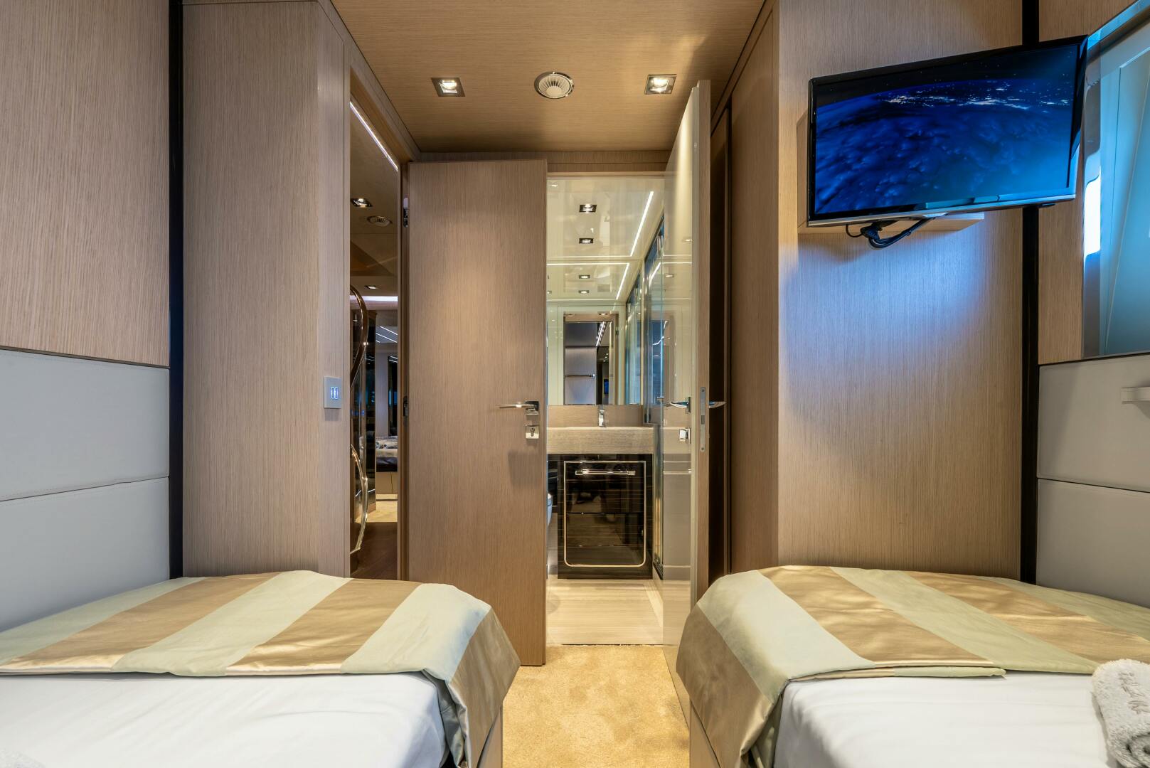 2018 Dominator Yachts Dominator Ilumen Base - Image 23