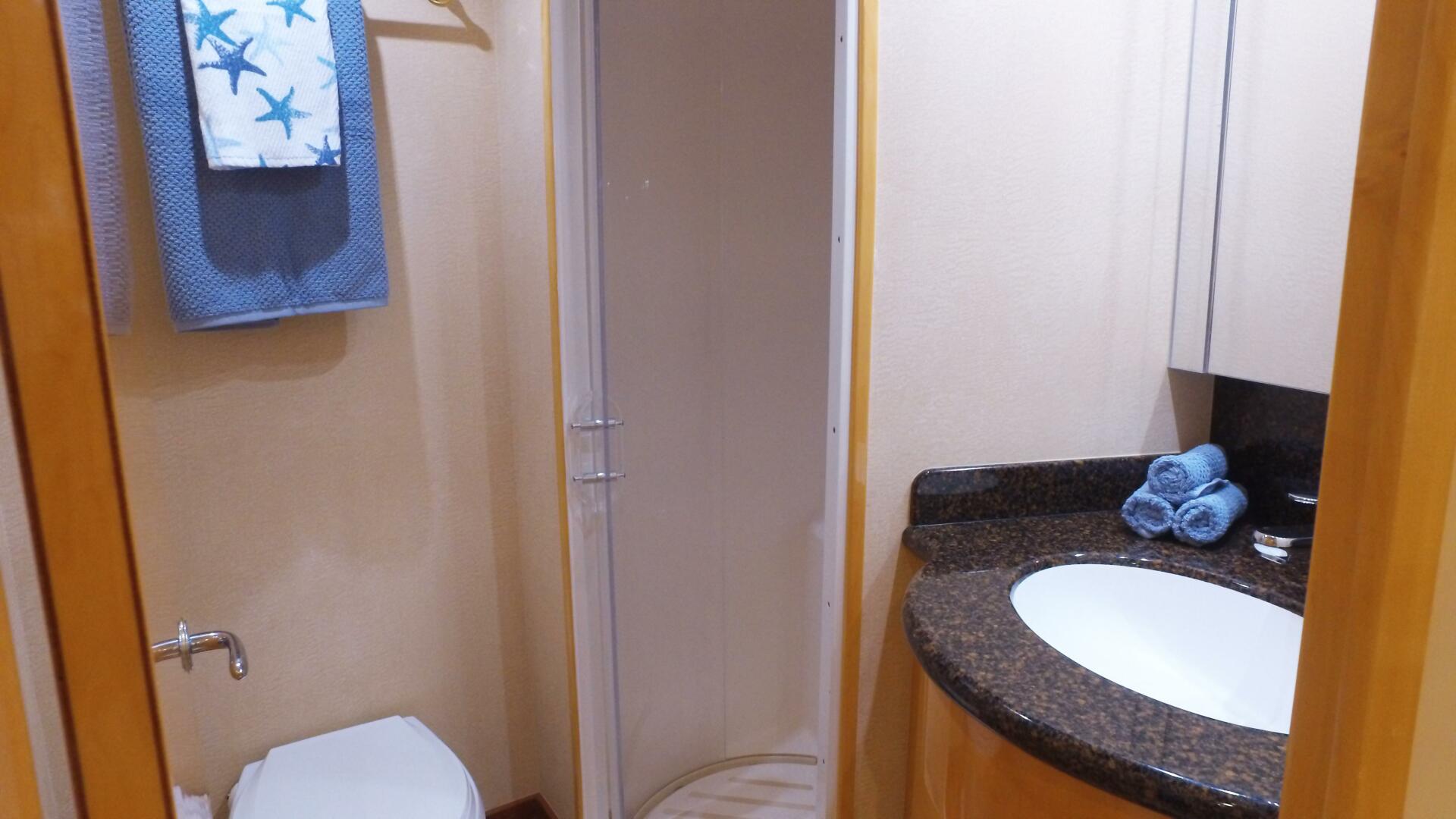 2006 Hatteras 68 Convertible - Image 19