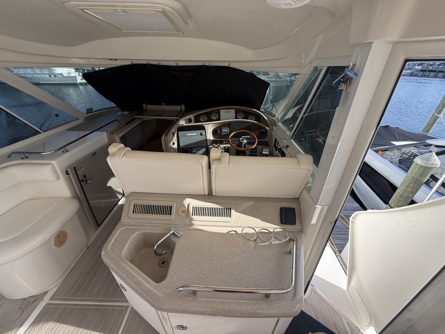 2004 Sea Ray 390 Motor Yacht - Image 5