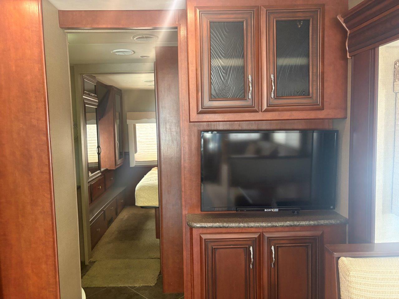 2014 Newmar Bay Star 3309 - Image 22