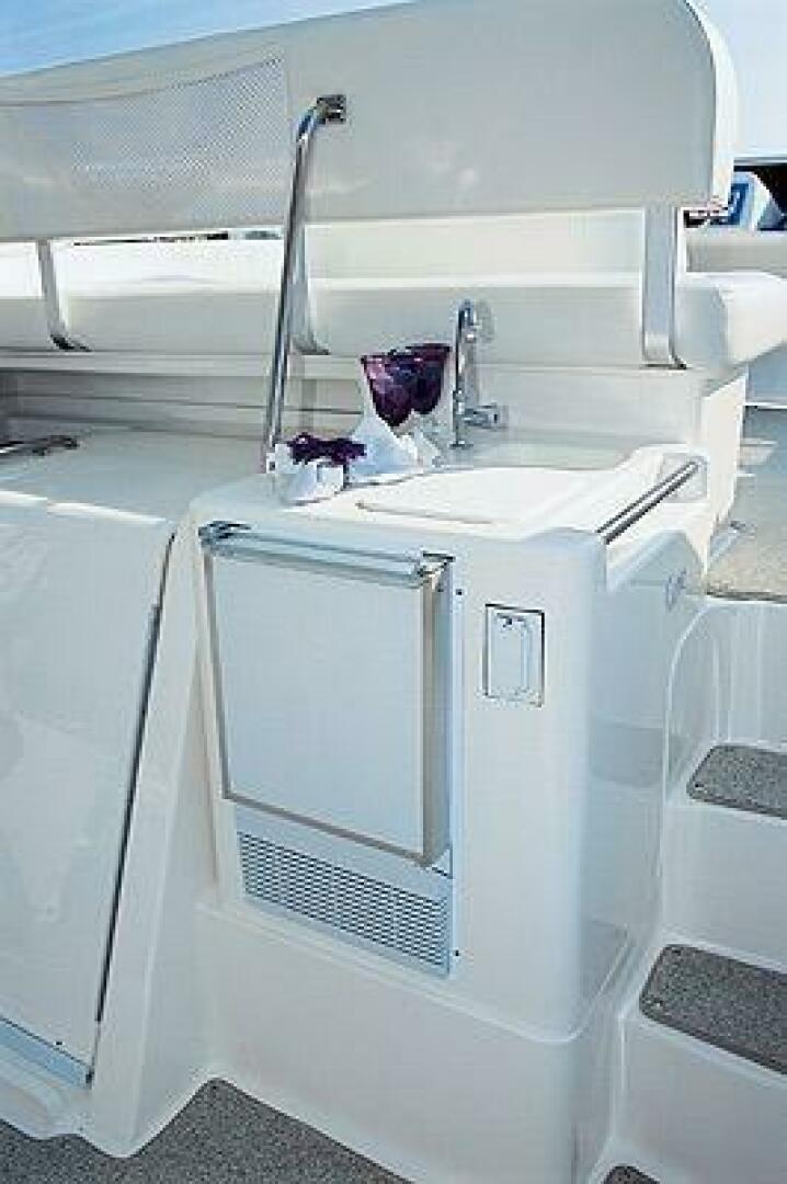 2005 Silverton 35 Motor Yacht - Image 23