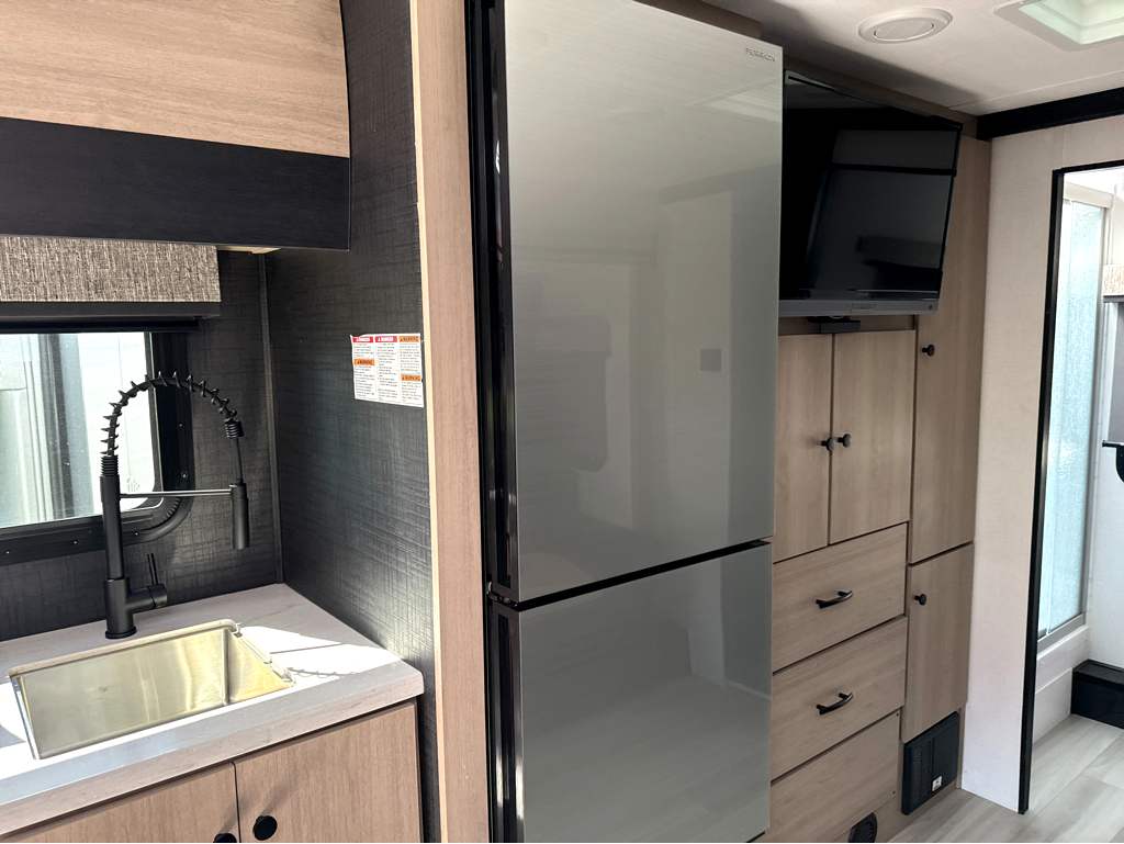 2025 FOREST RIVER SUNSEEKER 2400T - Image 25