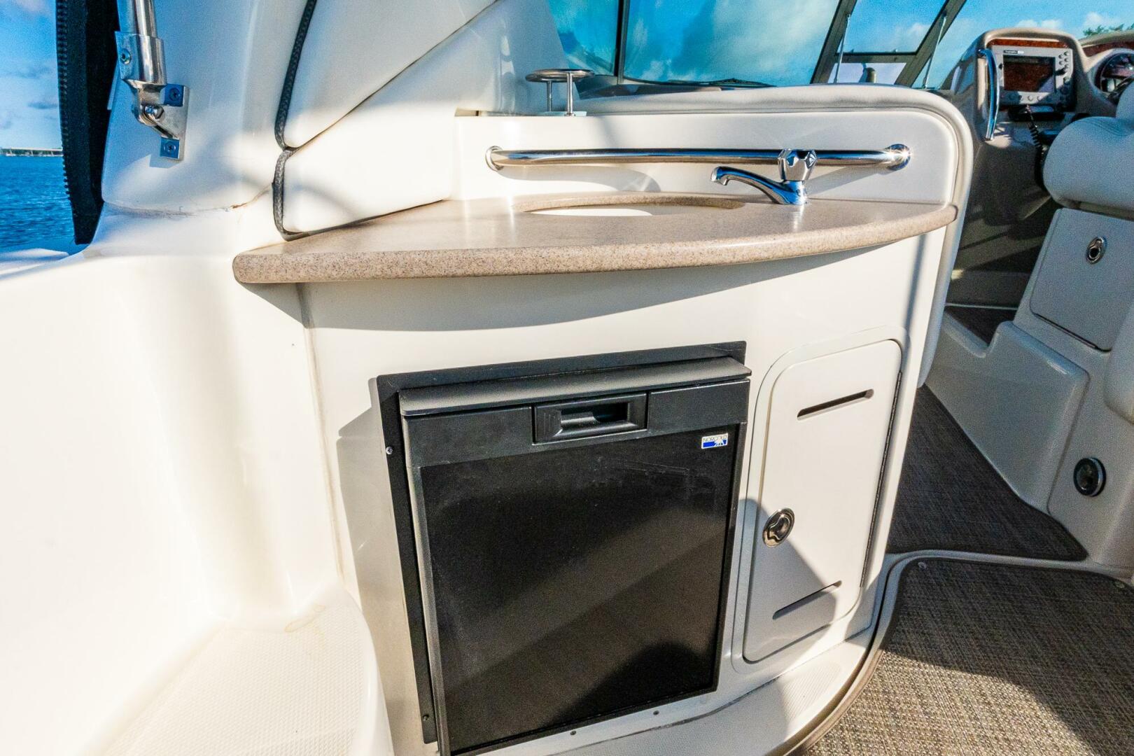2007 Sea Ray 320 Sundancer - Image 8