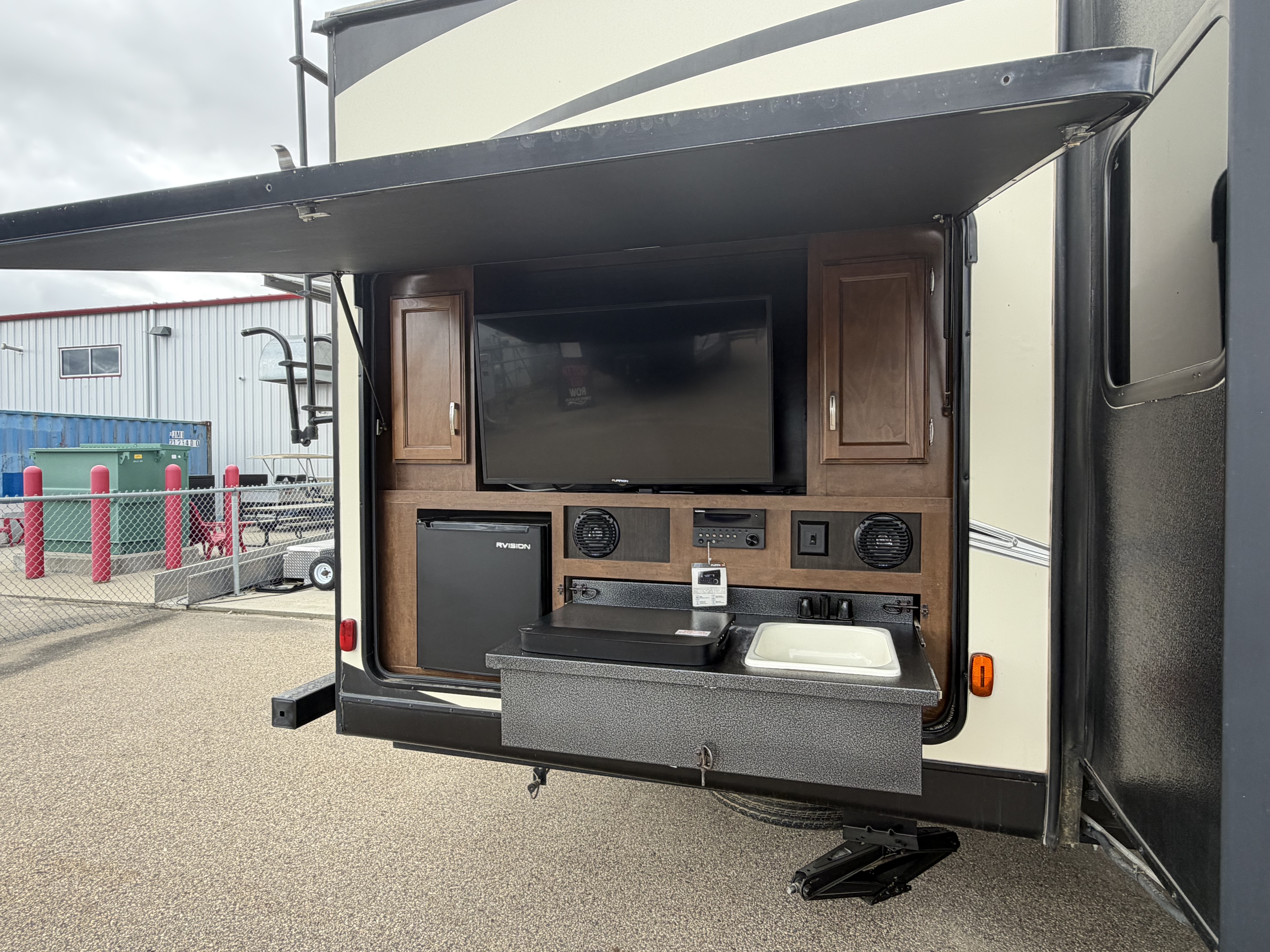 2018 VENTURE RV SPORT TREK 327 VIK - Image 9