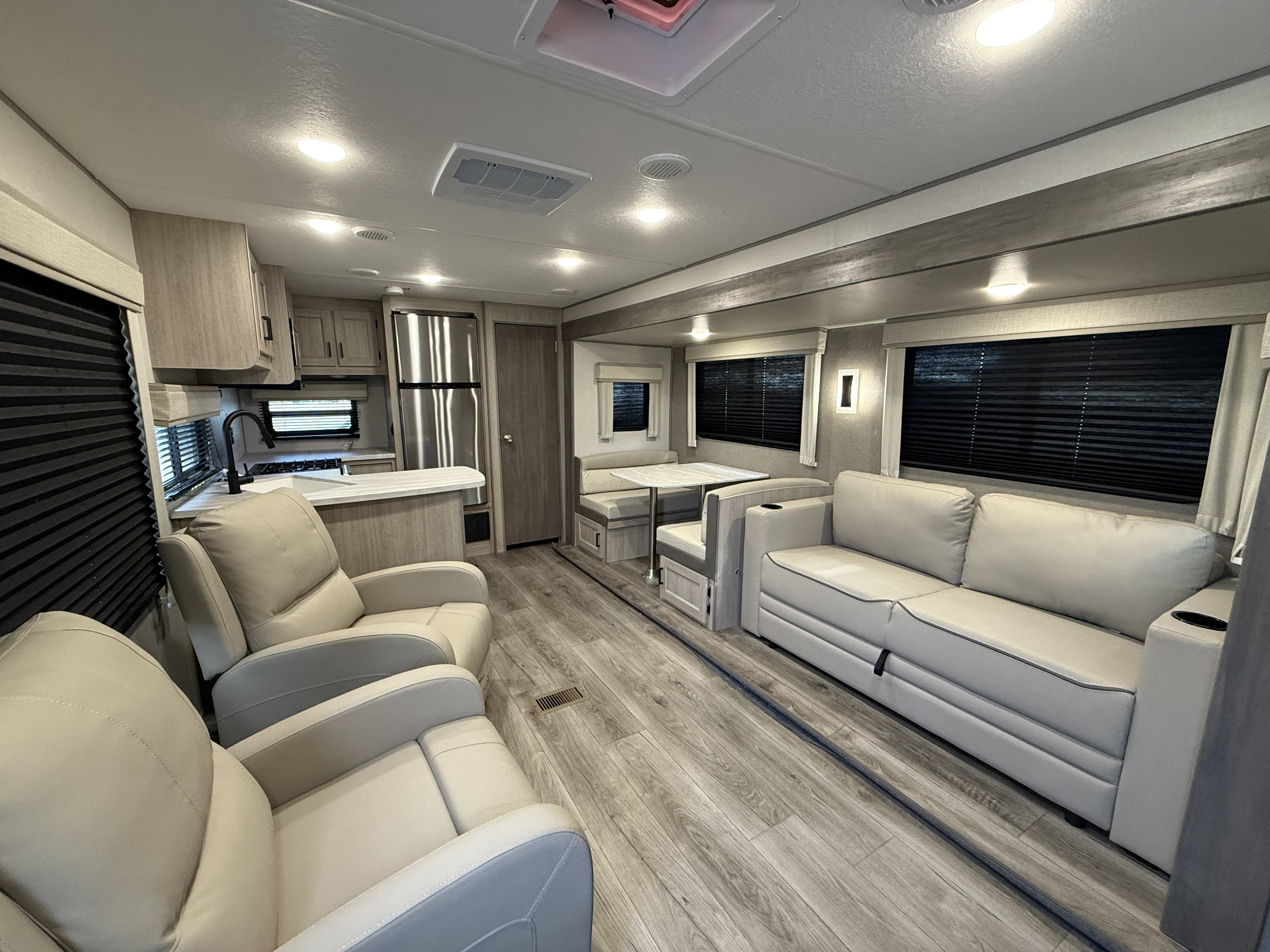 2024 Coachmen Catalina Legacy Edition 303RKDS - Image 9