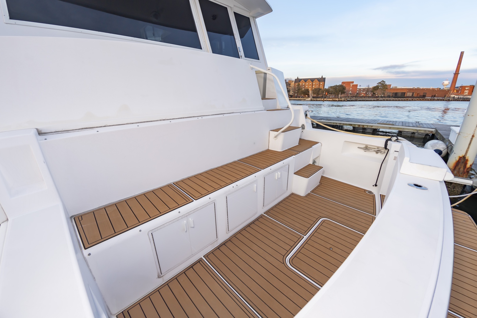 2000 Viking Cockpit Sport Yacht - Image 8