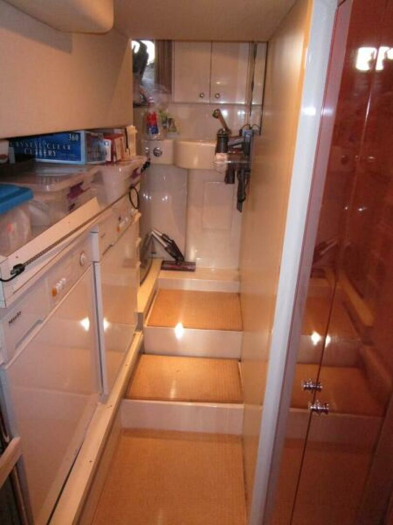2003 Ferretti Yachts 590 Motor Yacht - Image 9