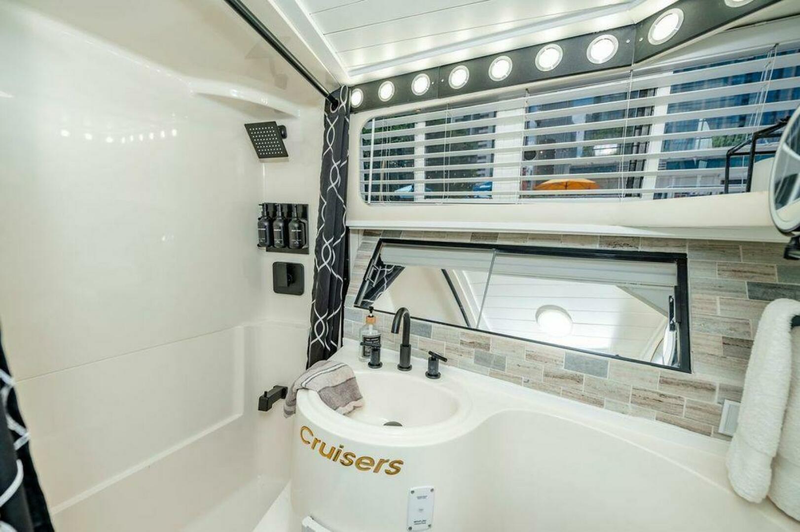 1991 Cruisers Yachts 3850 Aft Cabin - Image 27