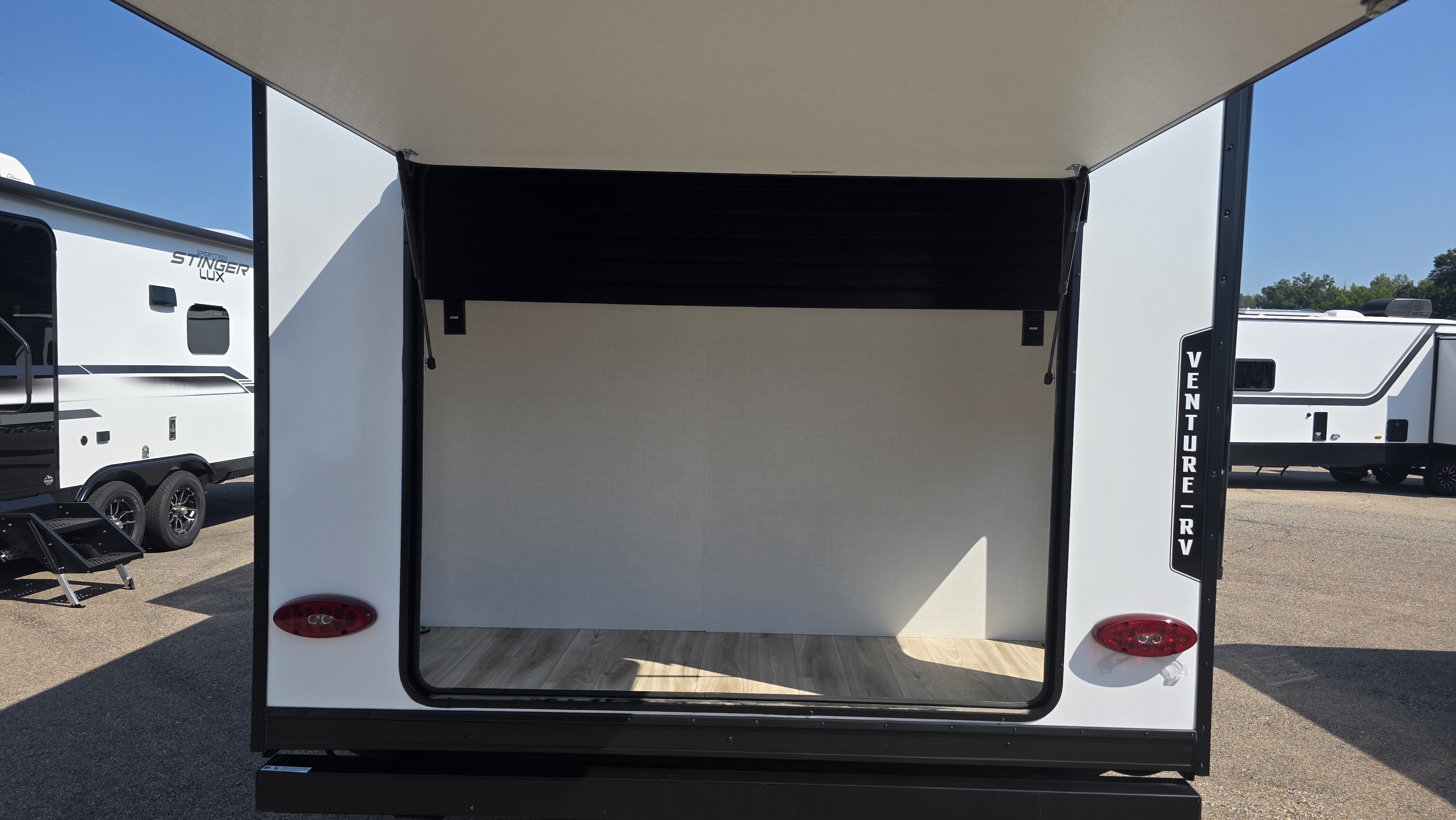 2027 VENTURE RV SPORTTREK STINGER 222VUD - Image 9