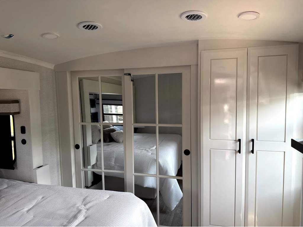 2027 JAYCO PINNACLE 32RLTS - Image 29