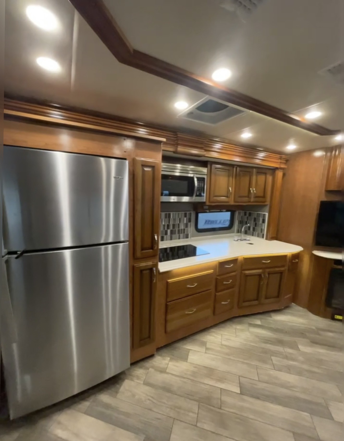 2018 Fleetwood DISCOVERY 38N - Image 21