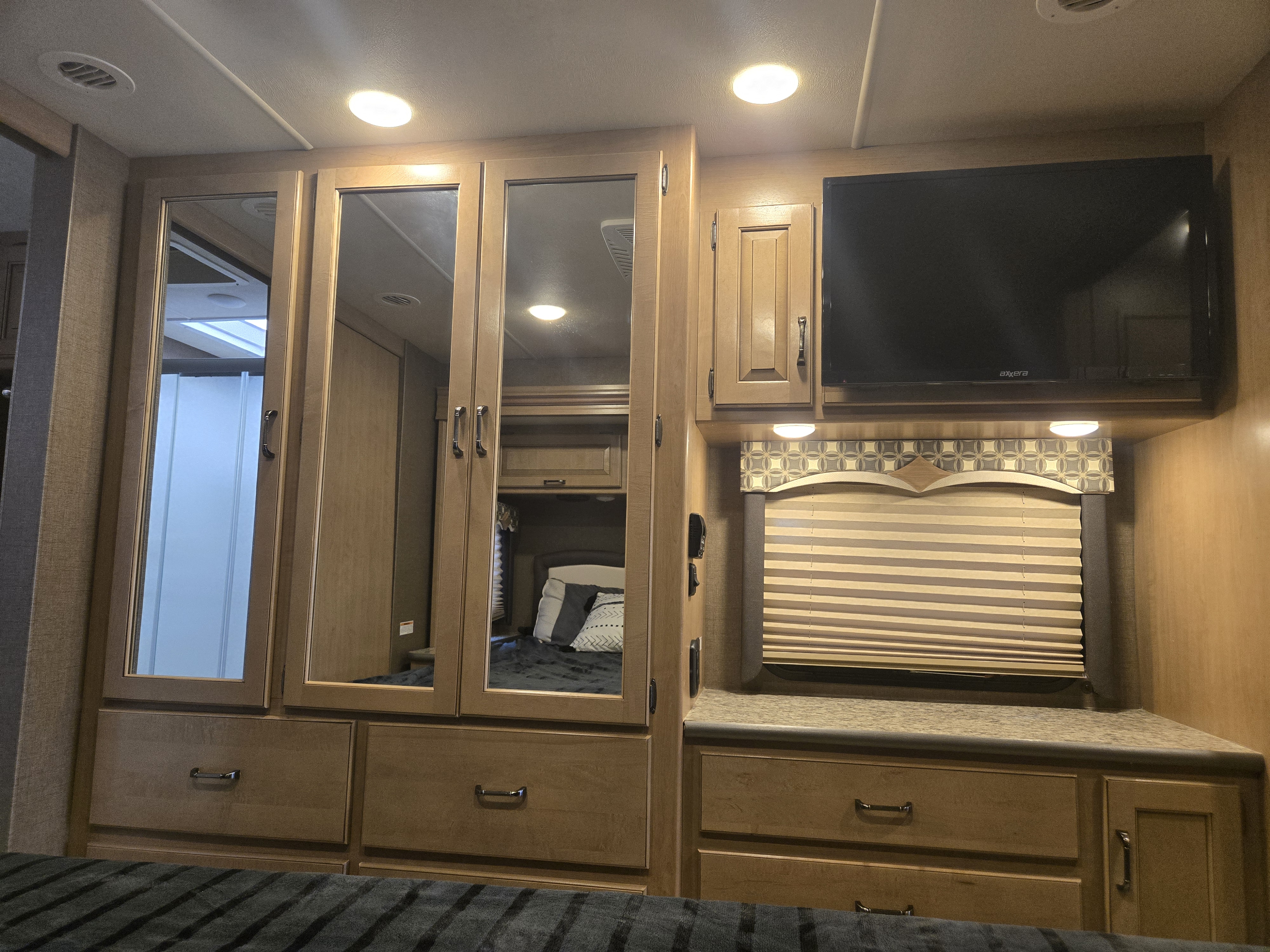 2018 Thor Motor Coach Hurricane 35M - Image 22