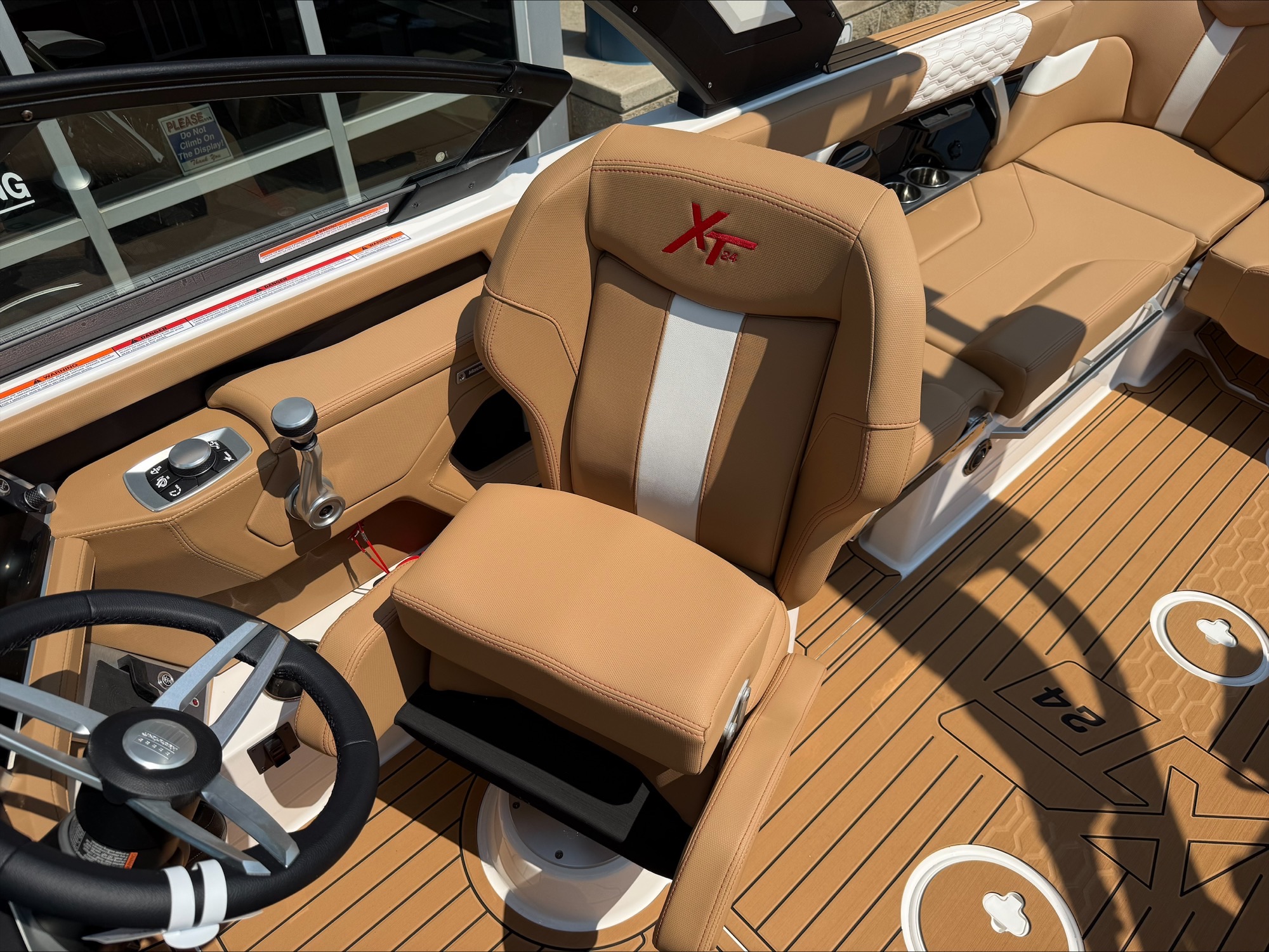 2027 MasterCraft XT24 - Image 16