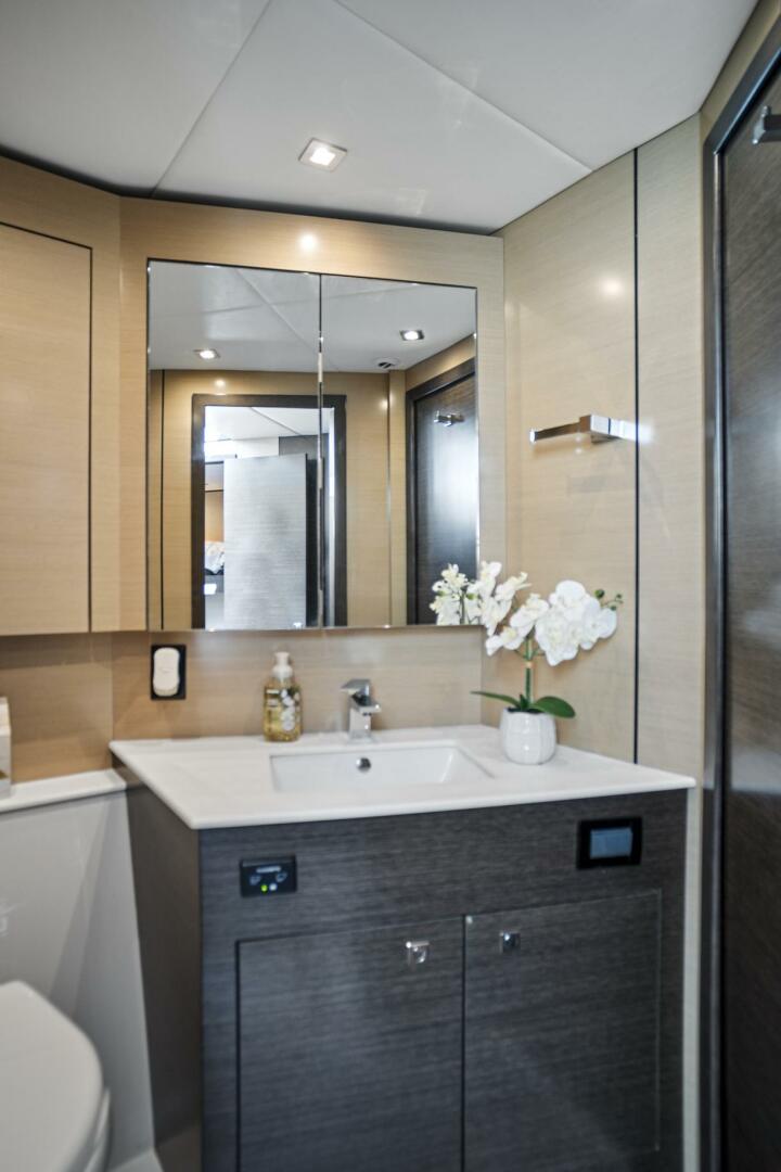 2019 Cruisers Yachts 54 Cantius - Image 40