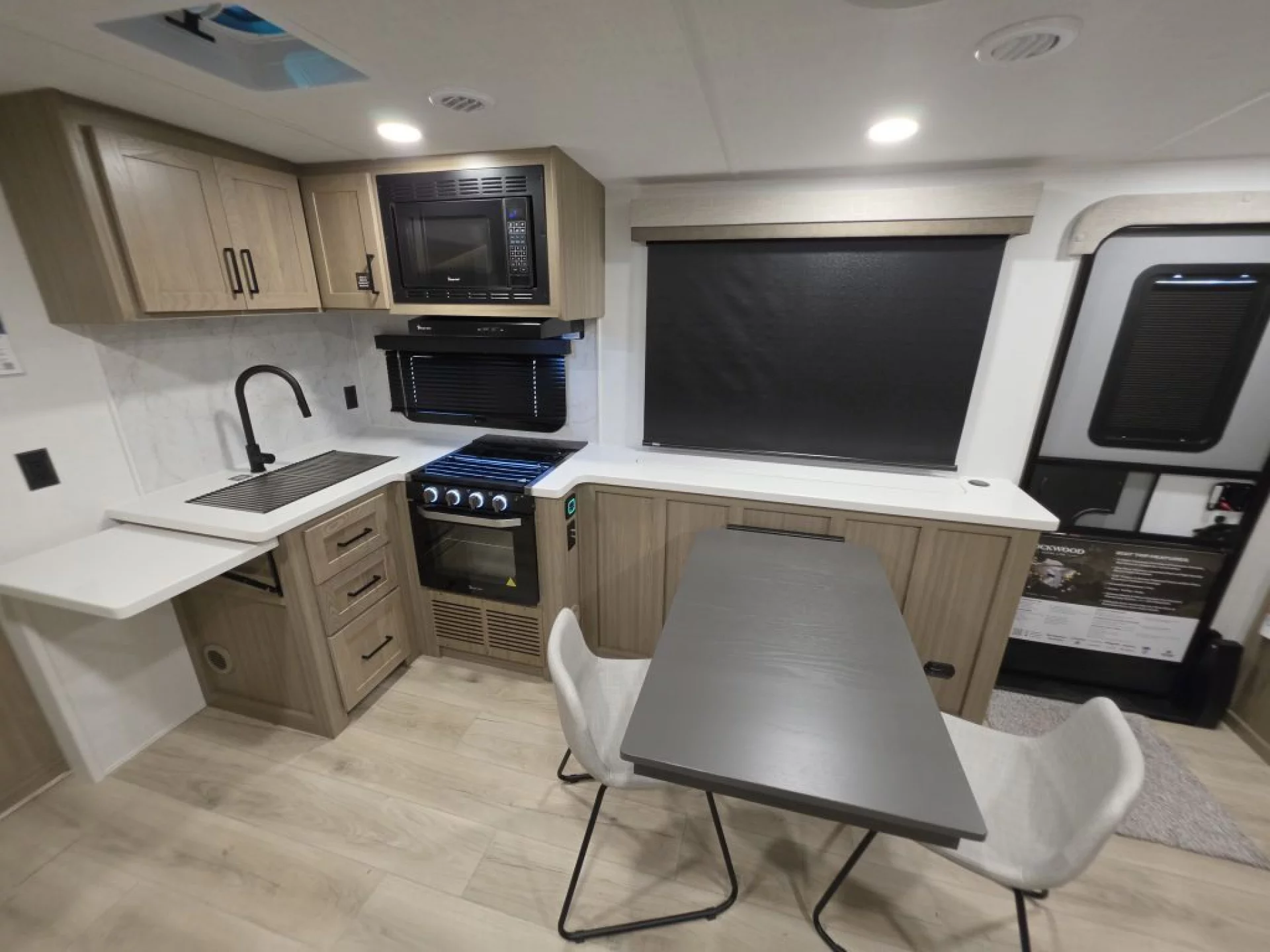 2027 FOREST RIVER ROCKWOOD ULTRA LITE 2621RB - Image 10