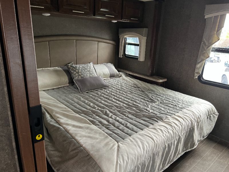 2020 Thor Motor Coach Miramar 32.2 - Image 11