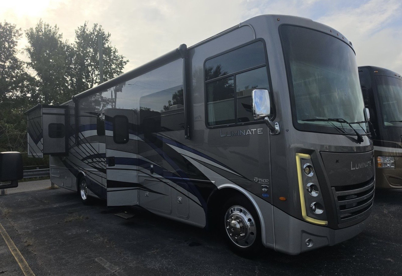 2024 THOR MOTOR COACH ILLUMINATE DD35 - Image 1